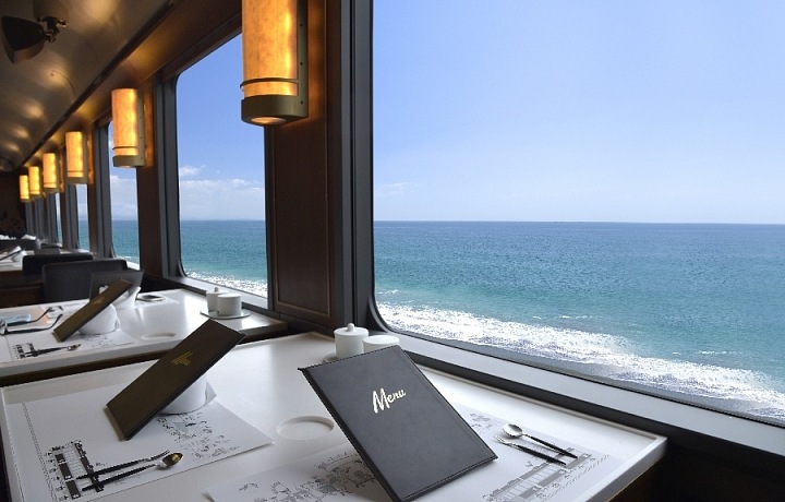 Luxusní stolování ve vlaku