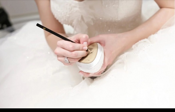 Všechny svobodné družičky napíší na podrážky bot svá jména