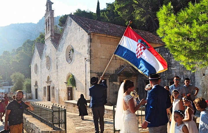 Barjaktar je zodpovědný za nošení a mávání chorvatskou vlajkou před svatebčany, kteří cestují na hostinu