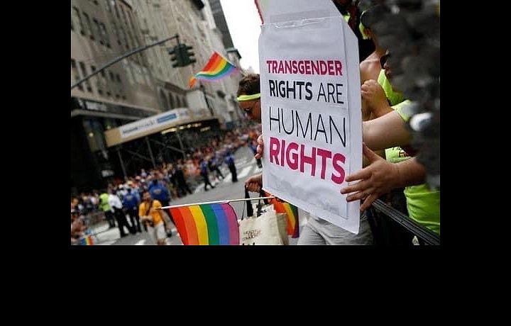 Demonstrace kvůli dvěma transsexuálním teenagerům.