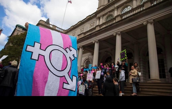 Demonstrace a lidé, kteří drží vlajku