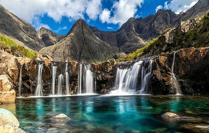 Krasné vodní tůně a vodopády na ostrově