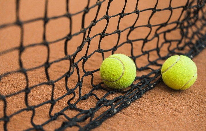 Tenisové míčky na kurtu