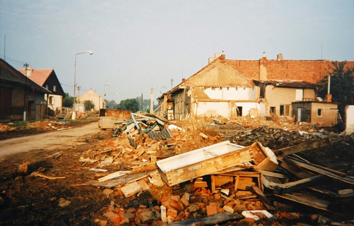 Ulice Na hliníku v obci Bochoř na Přerovsku krátce po povodni v roce 1997 byla dosti zničena. V celé obci tenkrát muselo být v strženo 67 domů