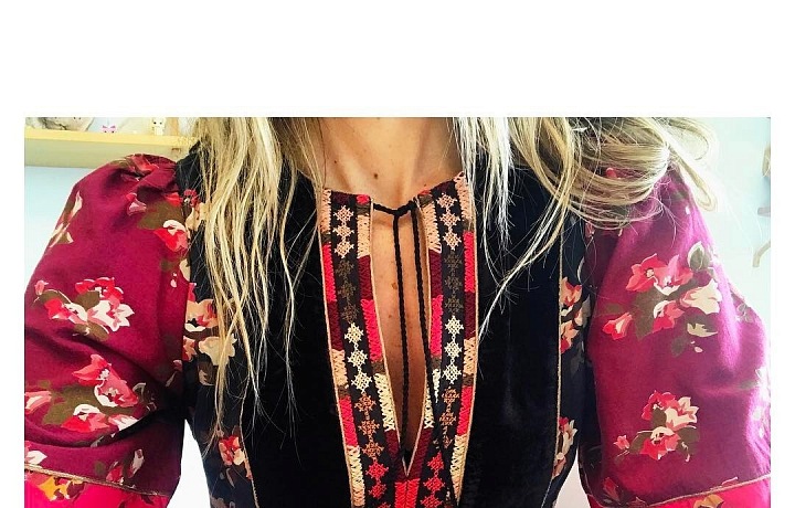 Modely zdobí složité vyšívání