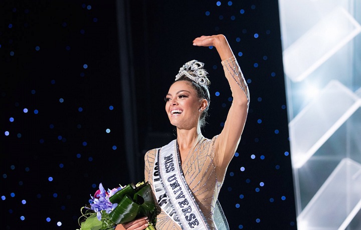 Demi-Leigh Nel-Peteres s vítěznou korunkou