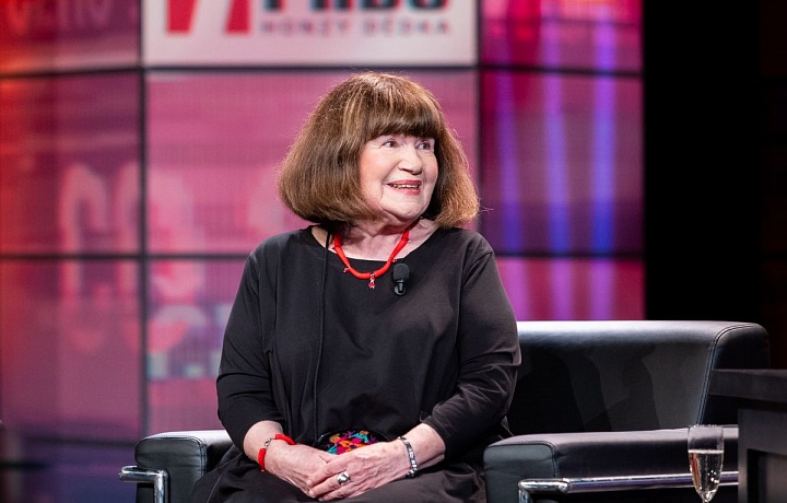 Herečka v pořadu 7 pádů Honzy Dědka.