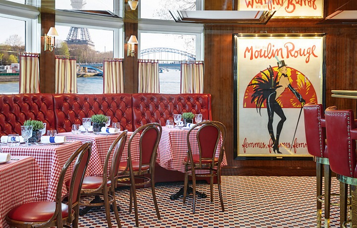 Le Bistrot na palubě ve stylu Moulin Rouge