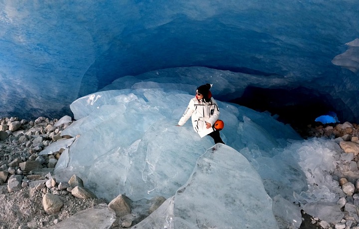 V jeskyni na Islandu.