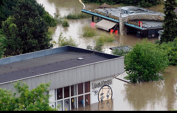 V Praze pokračovaly 3. června 2013 povodně. Na snímku restaurace Gaston a Lanová dráha v zatopené spodní části ZOO v Troji.