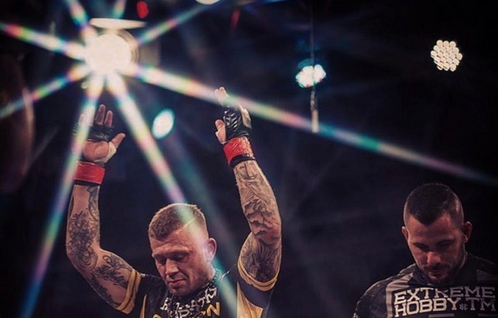 Václav Mikulášek v kleci. 