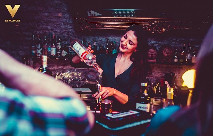 Luxusní club Le Valmont se postará o vaší žízeň.