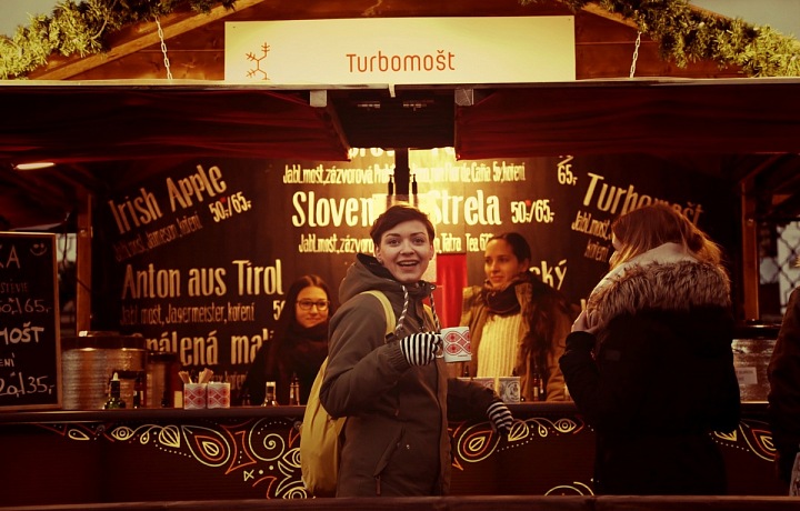 Vánoční stánek s turbomoštem. 