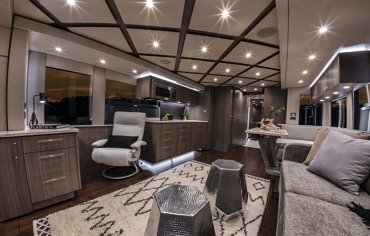 2019 Featherlite Coaches  "Solstice" 