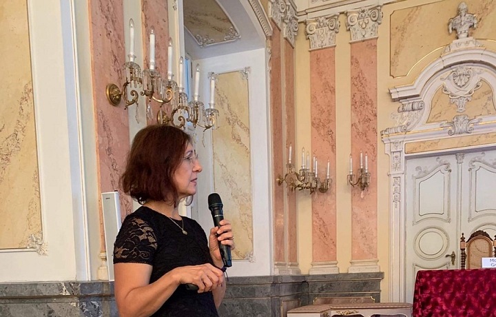 Vašáková při přednášce v arcibiskupském paláci v Olomouci.