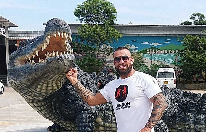 Vémola by rád vlastnil krokodýla, zatím má jen žraloky. 