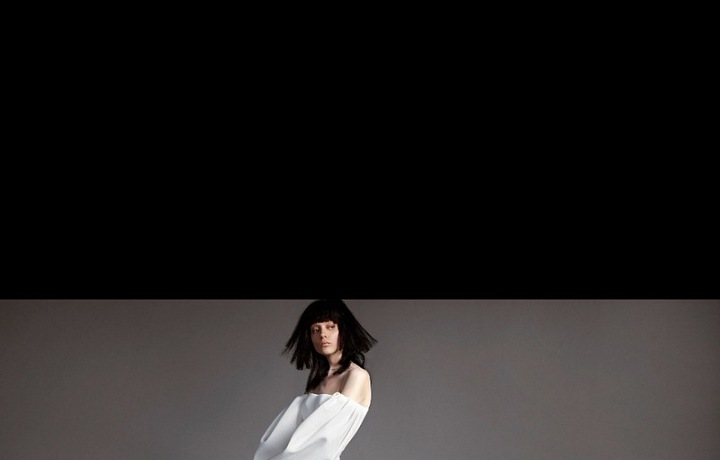 Nezvykle dlouhé rukávy.