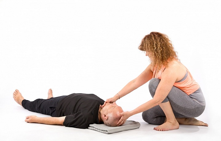 Věra Vojtěchová koordinuje cvičícího klienta. 