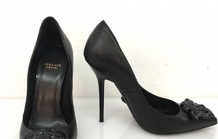 VERSACE, Palazzo Medusa Pumps