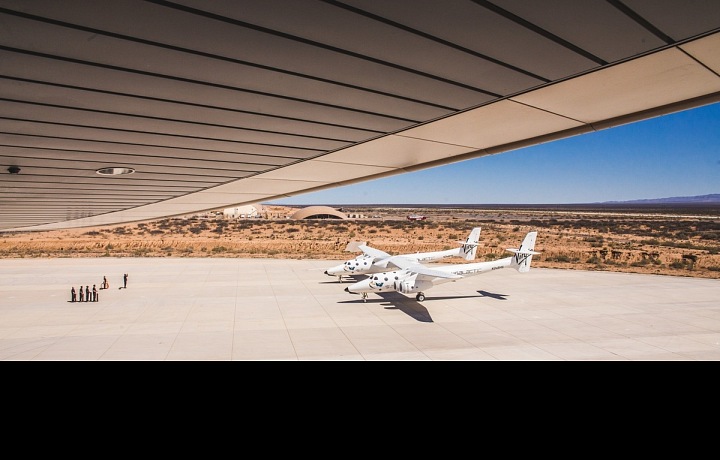 Letoun Virgin Galactic pro vynesení raketoplánu.