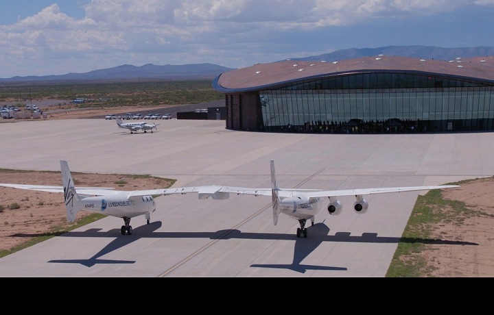 Letoun Virgin Galactic pro vynesení raketoplánu.