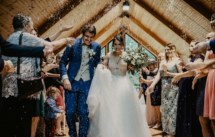 Házení rýže je jedna z tradic ve Švédsku