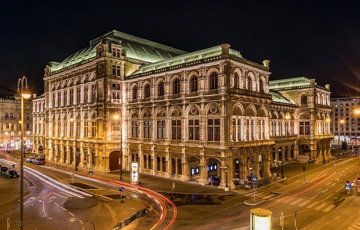 Státní vídeňská Opera v noci