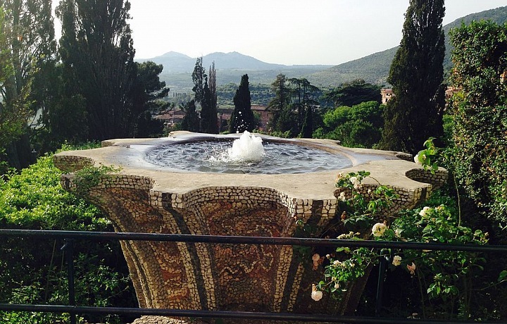 Jedna z fontán v zahradě