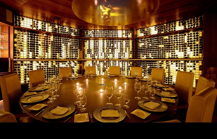 Luxusní večeře ve vinném sklepě na Maledivách