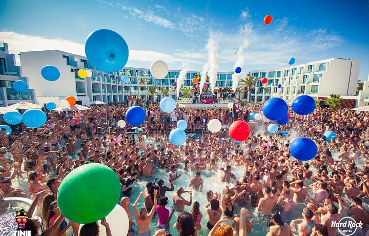 Kdo ještě nebyl na Ibize, jakoby nebyl.