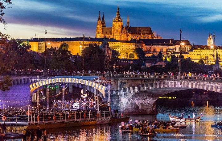 Koncert na plovoucí scéně