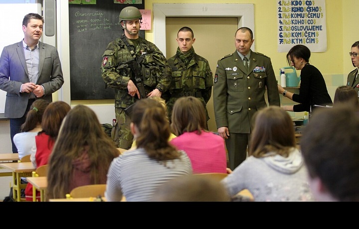 Vojáci ve škole