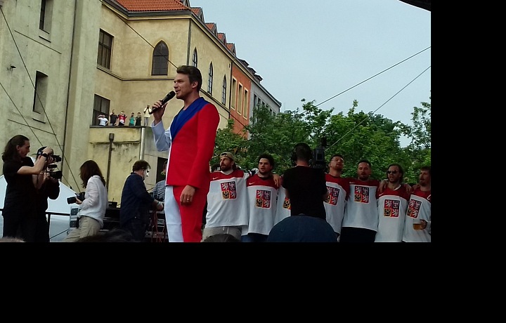 Zpěvák a herec Vojta Dyk zpívá českou národní hymnu.