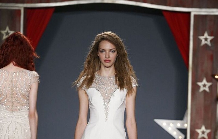 Jemná látka a decentní výstřih.