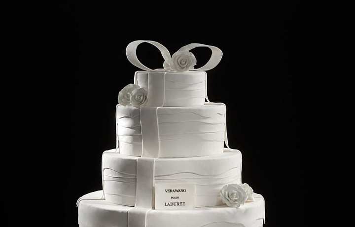 Dort inspirovaný svatebními šaty.
