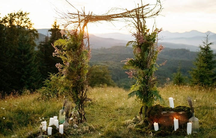 Svatební obřad v přírodě.