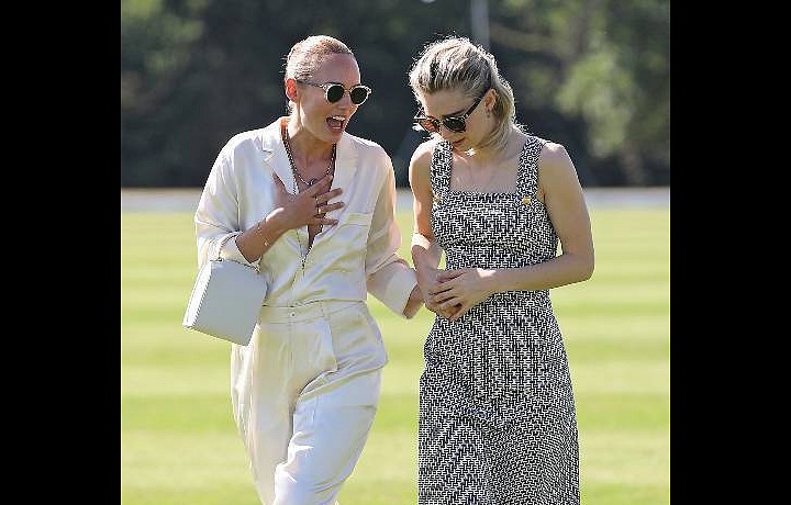 Dobře uděláte i s kalhotami či jinými vzory. 