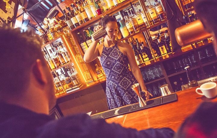 Barman ve Whiskey baru, který neexistuje. 