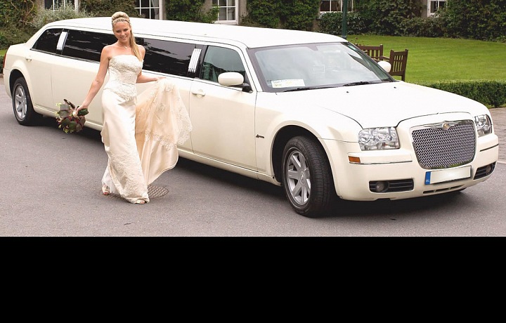 Krásná nevěsta a luxusní limuzína