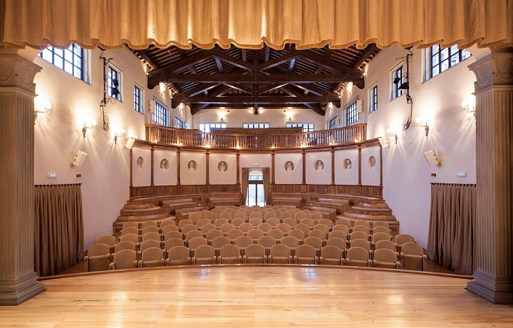 Nově vystavěné divadlo