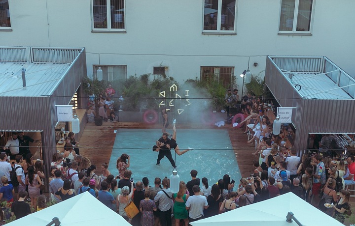 Krom jídla a pití nabízí Manifesto i zábavu, a to zdarma.