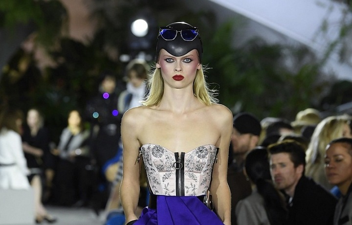 Satén má v kolekci Cruise 2020 zelenou