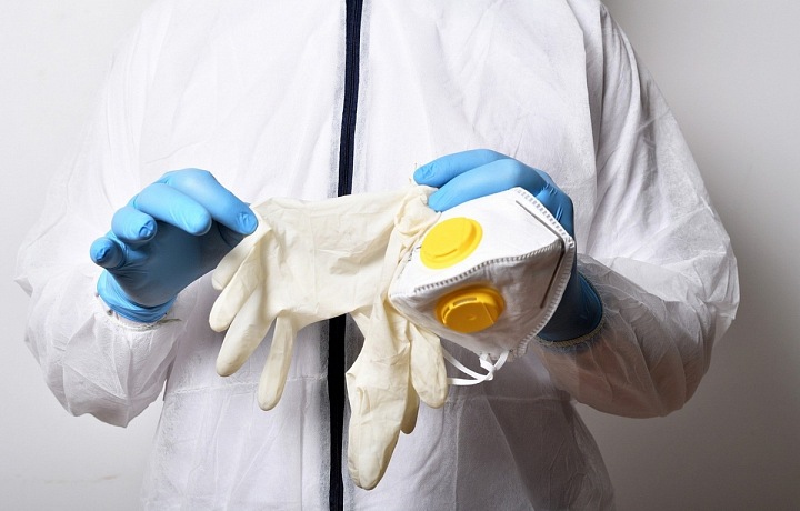 Šíření koronaviru v Česku se začíná vymykat kontrole.