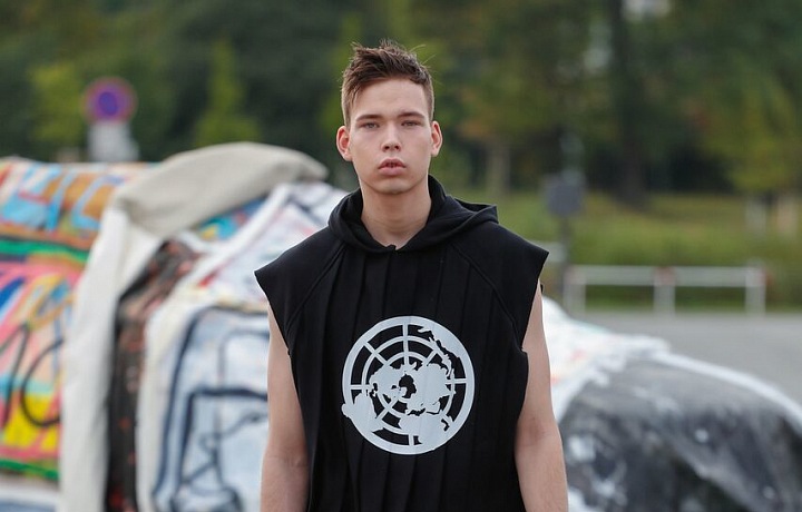 Designér sáhl po neoprenu