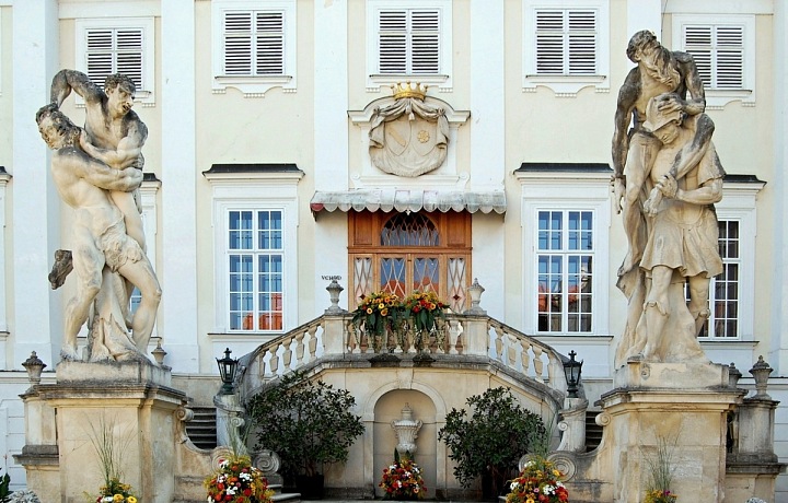 Vstupní schodiště čestného dvora