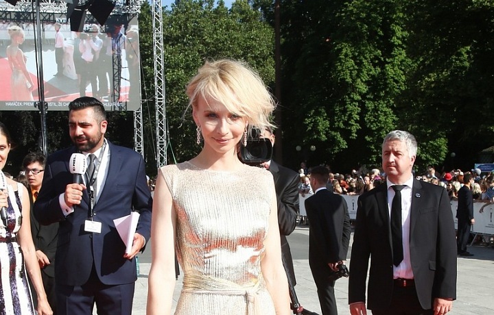 Jana Plodková, šaty Tereza Kovaříková