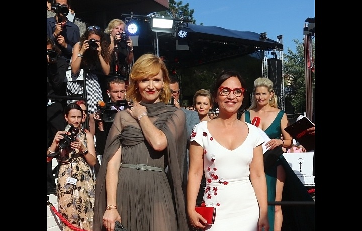 Anna Geislerová - šaty Ivana Mentlová, Alena Mihulová - šaty PONER