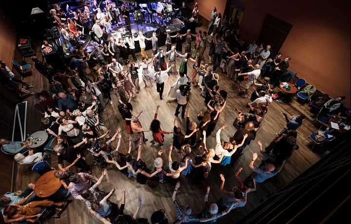 Populárním tancem je hora, který se tancuje v kruhu