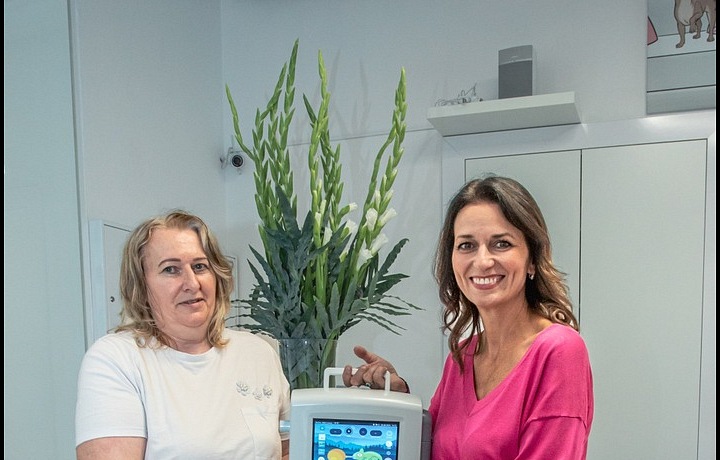 Adéla Gondíková předává přístroj