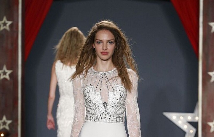 Detailně zpracovaný dekolt.